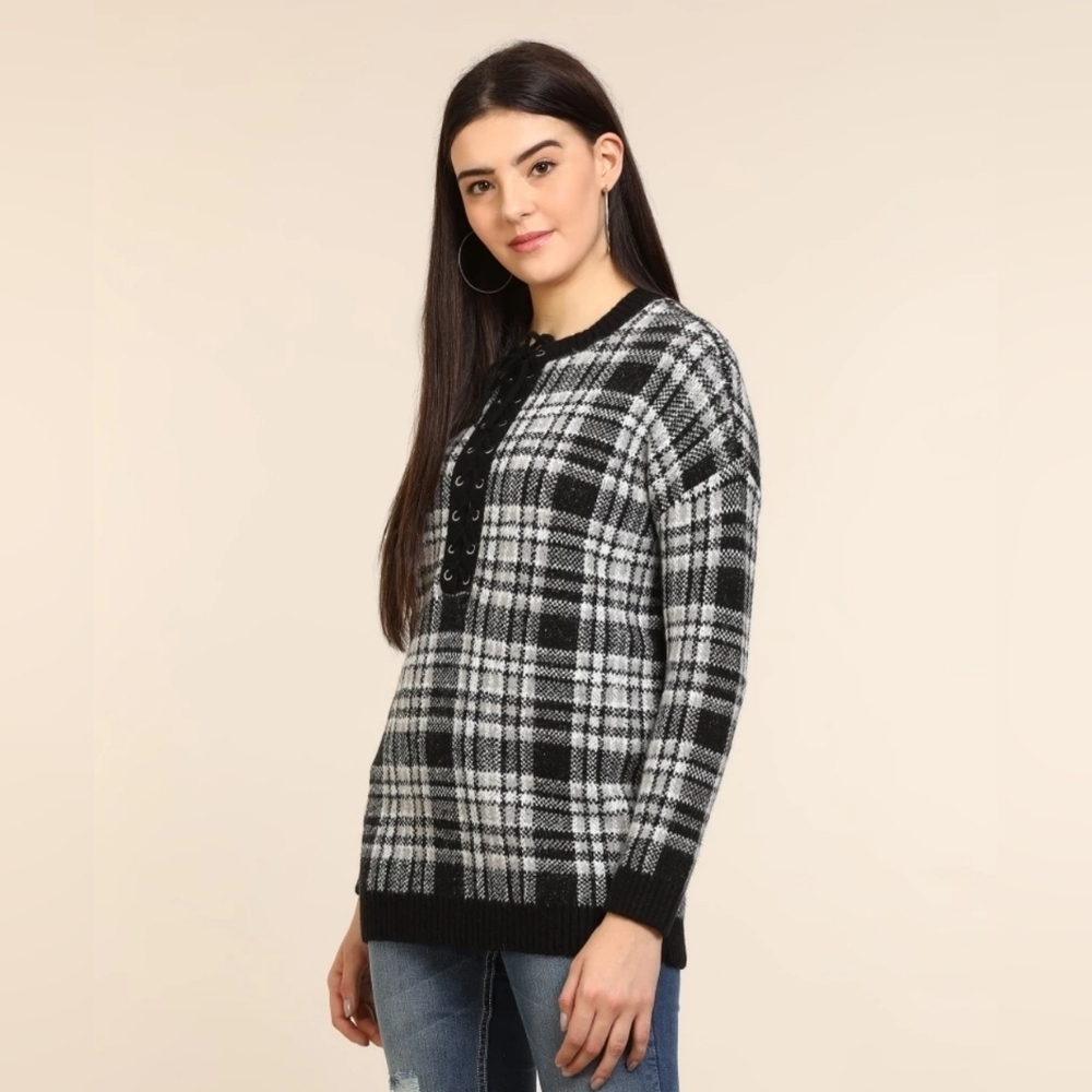 Forever 21 Black & White Checkered Roubd Neck Sweater